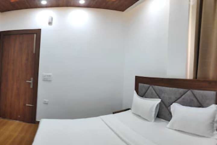 Room 9 of 42