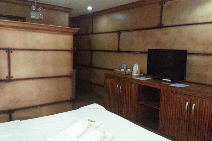 Room 15 of 33