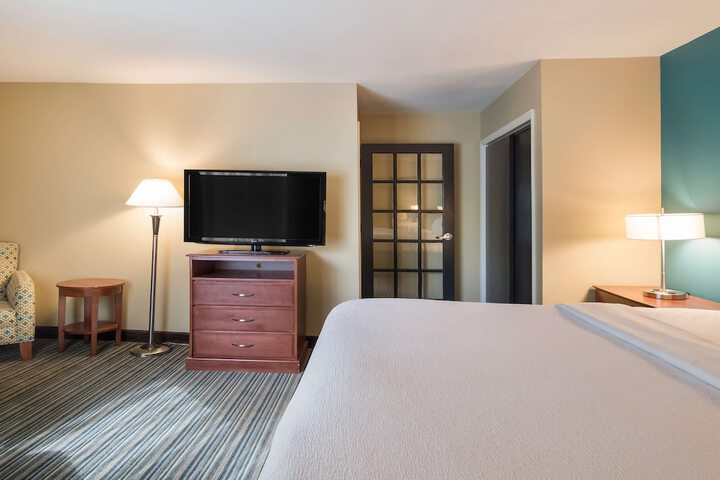 1 King Bed Microwave, Refrigerator, Coffee Maker Full Breakfast (4 of 11)