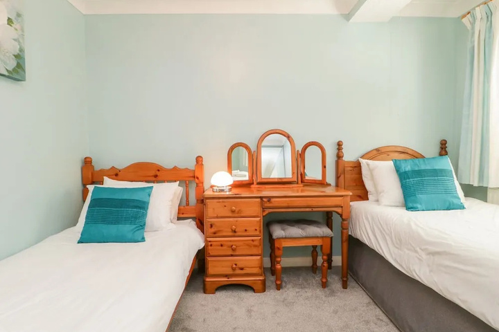 Room 4 of 18