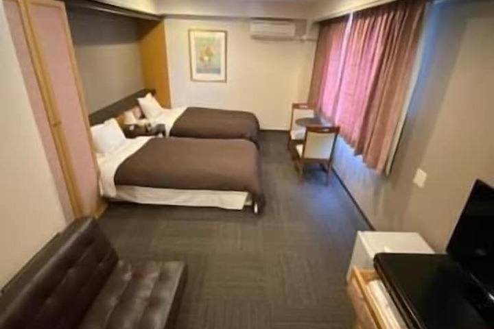 Room 11 of 28