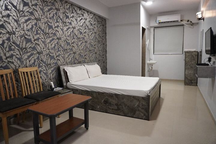 Room 4 of 9
