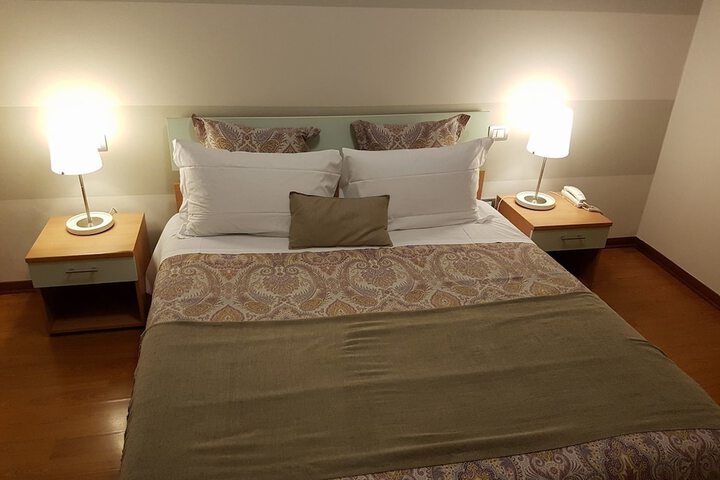 Room 4 of 32