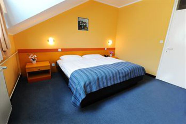 Room 11 of 28