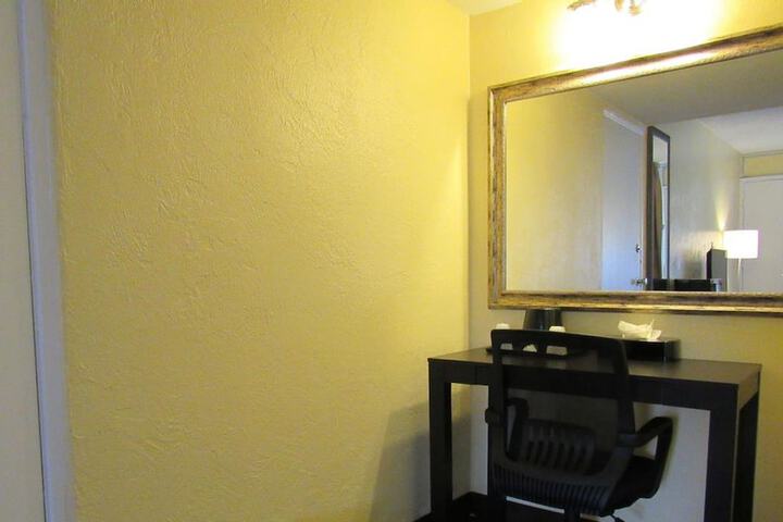 1 King Bed (5 of 8)
