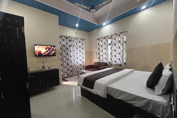 Room 9 of 32
