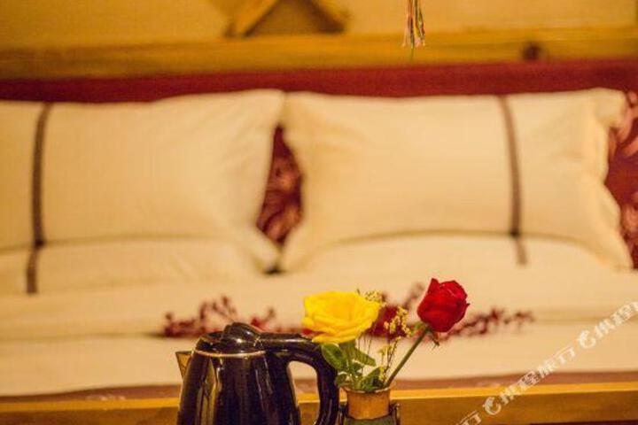 Holy Lotus Tibetan courtyard Hotel