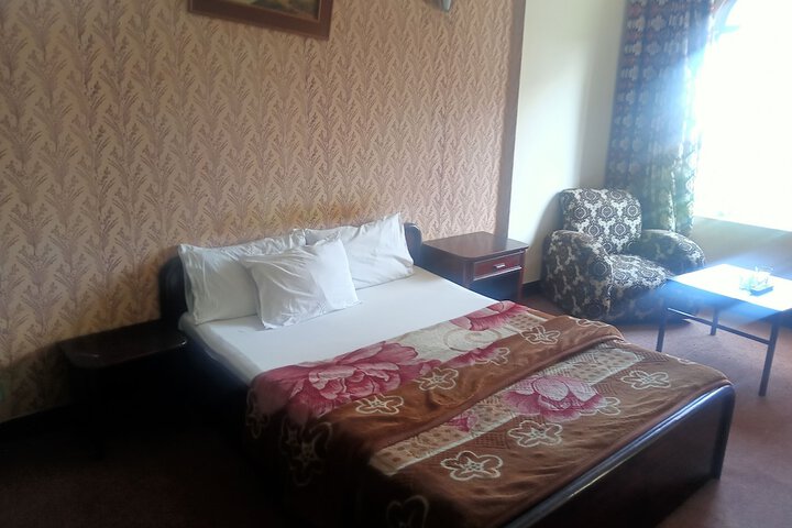 Room 9 of 18
