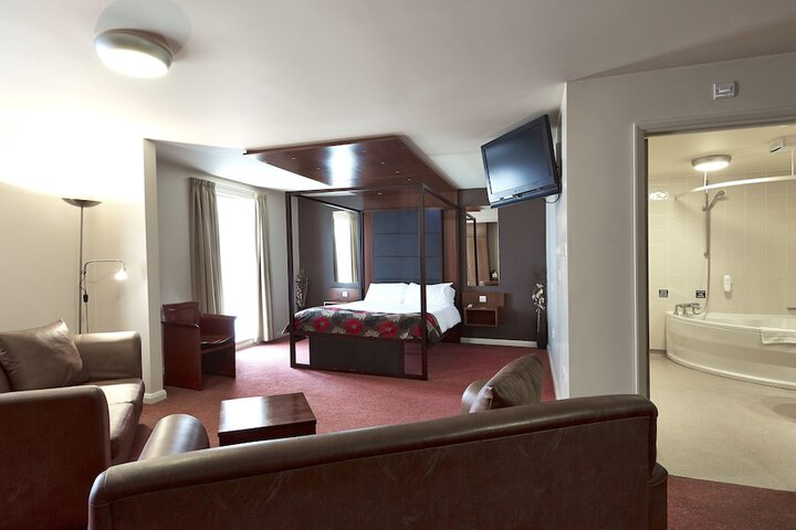 Room 7 of 34