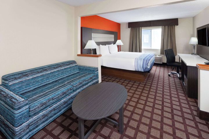 Deluxe King Bed (9 of 10)