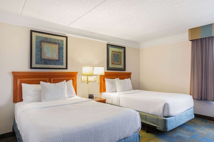 2 Double Beds Mobility Hearing Accessible Room Roll in Shower (6 of 6)