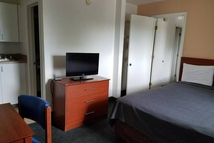 1 Queen Bed Kitchen (2 of 6)