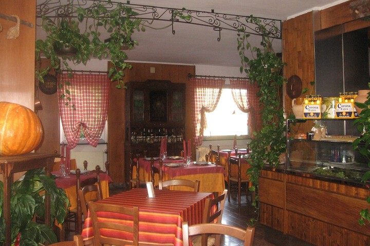 Dining 4 of 8