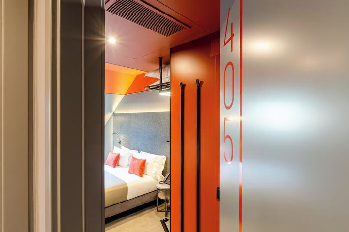 Room 12 di 34