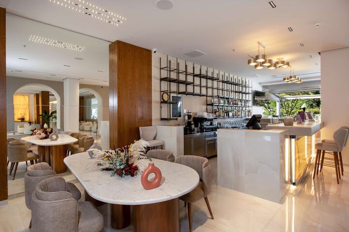 Lounge 129 of 156