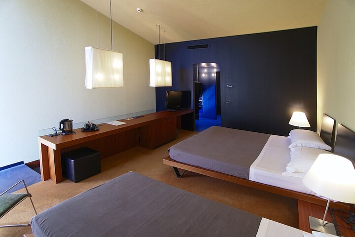 Room 9 of 32