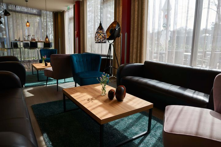 Lounge 24 of 36
