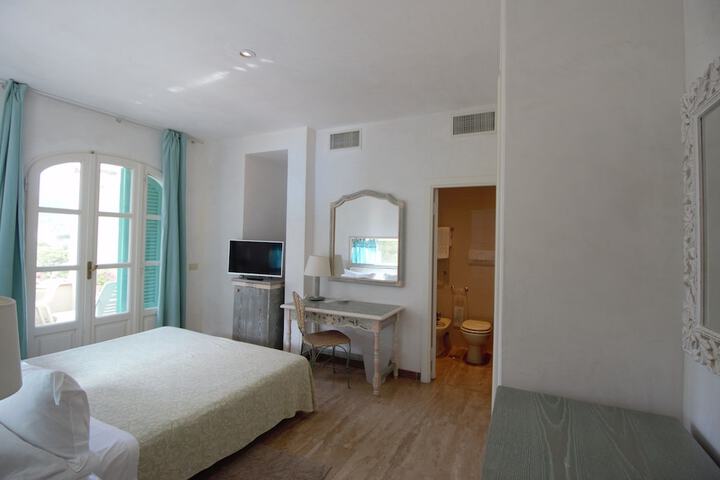 Room 9 of 32