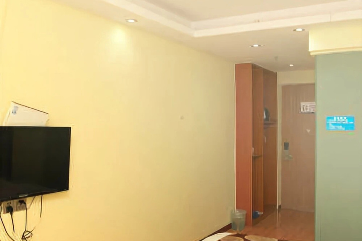 Room 8 of 9