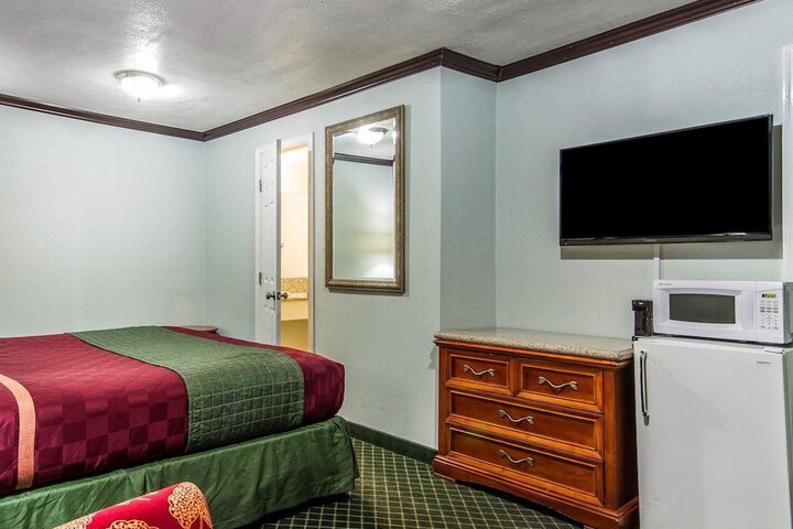 1 King Bed (2 of 6)