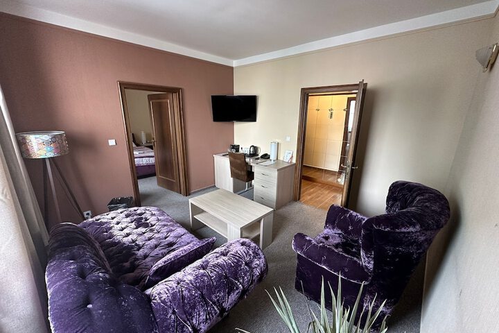 Room 9 of 38