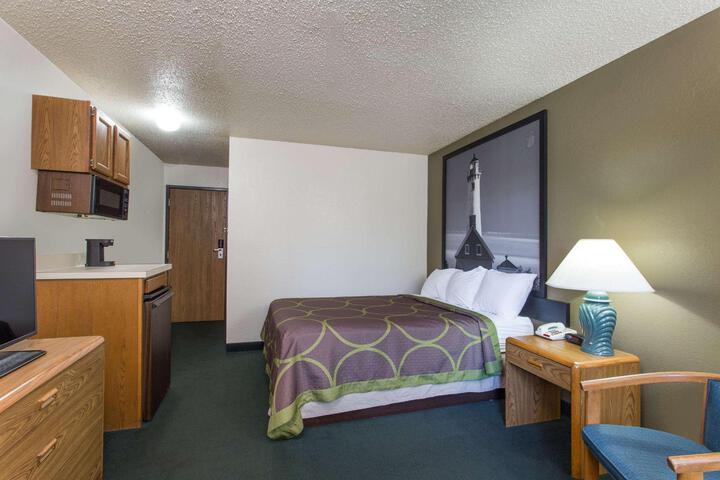 1 Queen Bed (11 of 11)