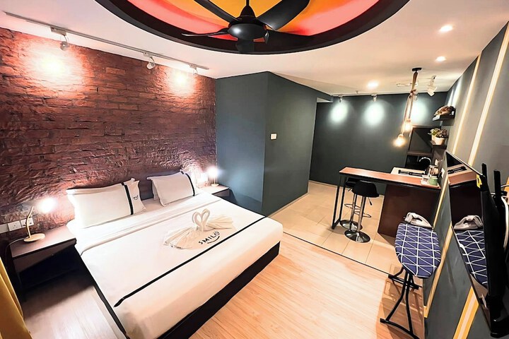 Room 7 of 12