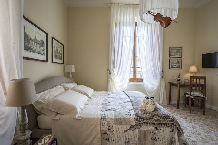 Room 6 of 28