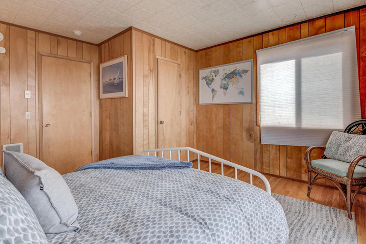 Room 8 of 10