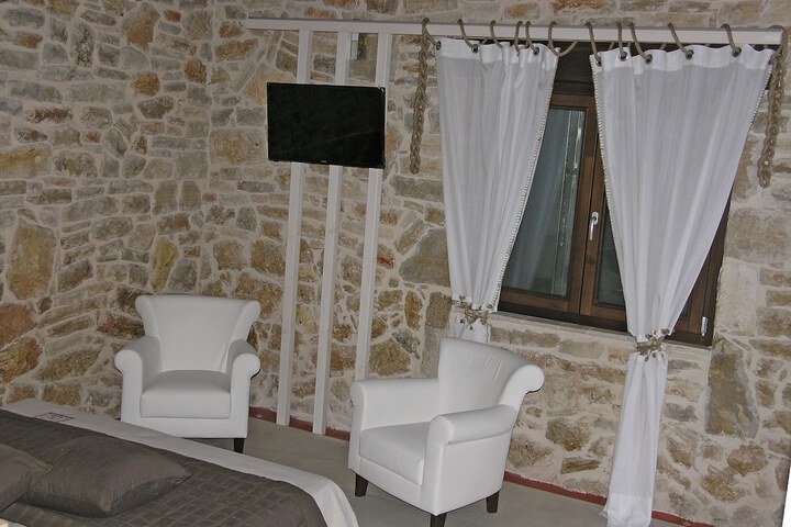 Room 15 of 28