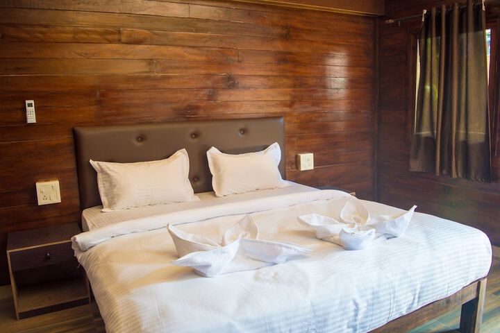 Room 4 of 9