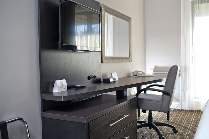Room 3 of 82