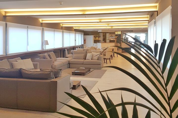 Lounge 78 of 86