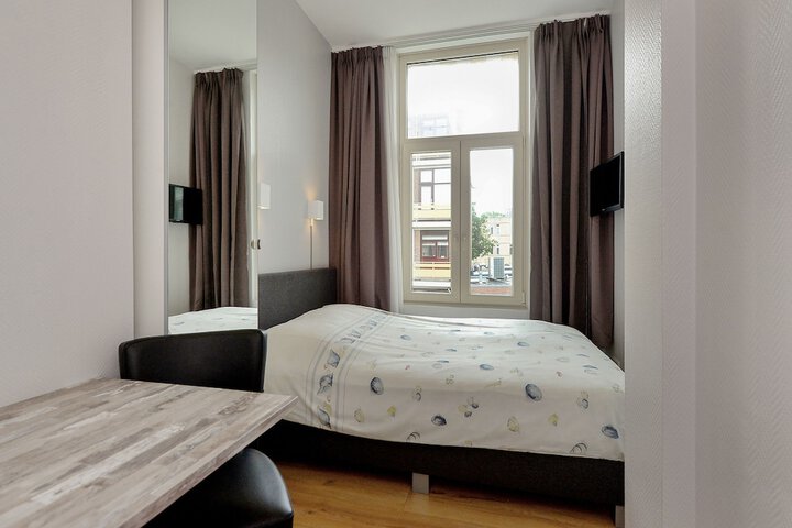 Room 4 of 63