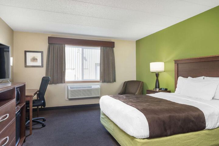 1 Queen Bed Accessible Room (1 of 15)