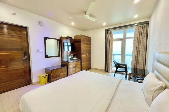 Room 3 of 52