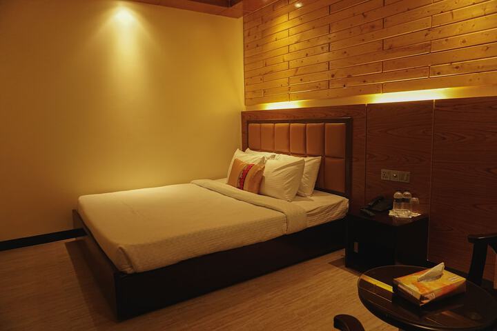 Room 4 of 16