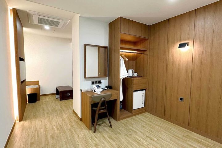 Room 17 of 42