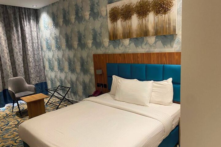 Room 9 of 33