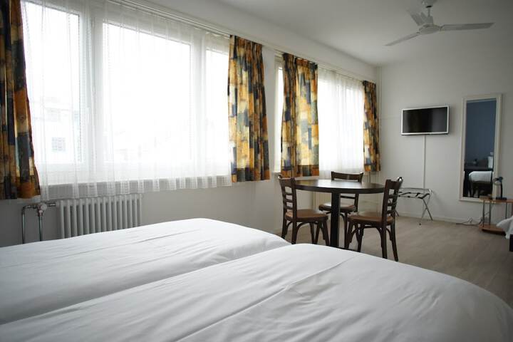 Room 27 of 83