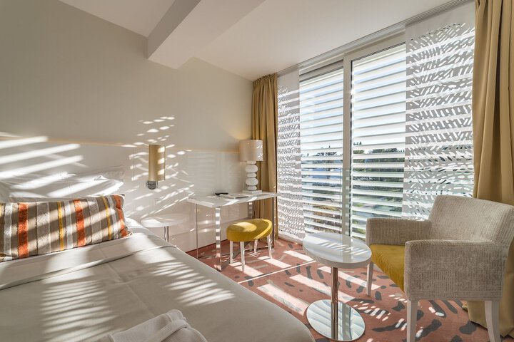 Room 4 of 72