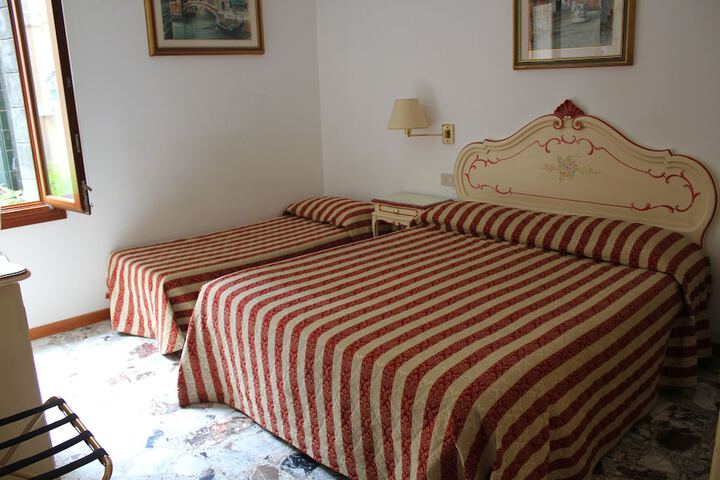 Room 4 of 25