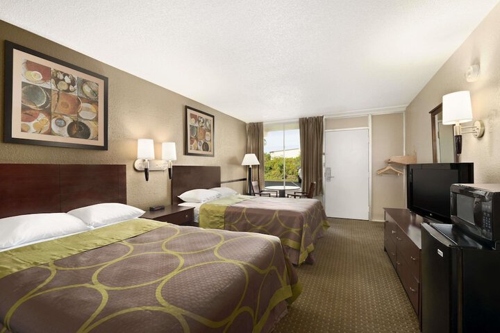 2 Double Beds (3 of 11)