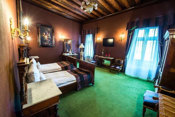 Room 8 of 42