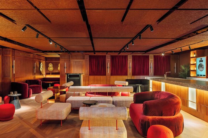 Lounge 136 of 152