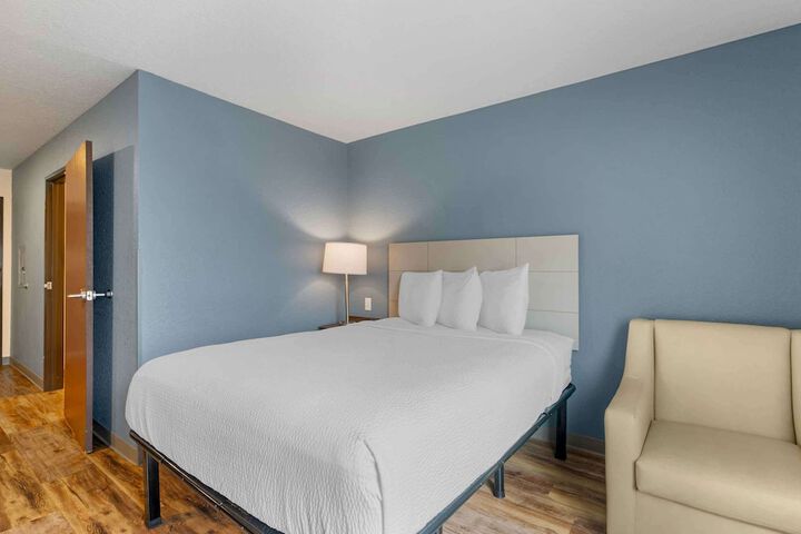 Standard Studio 1 Queen Bed (8 of 9)