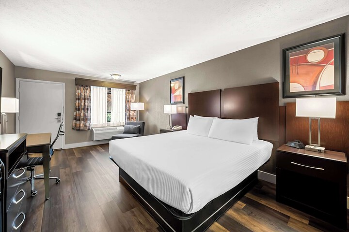 1 King Bed High Speed Internet Accessible Coffee Maker, Hairdryer Iron and Ironing Board Full Breakfast (2 of 8)