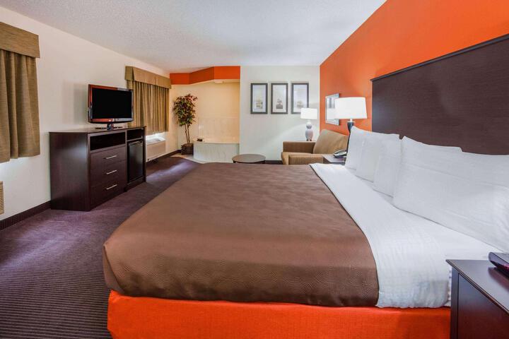 1 King Bed (4 of 15)