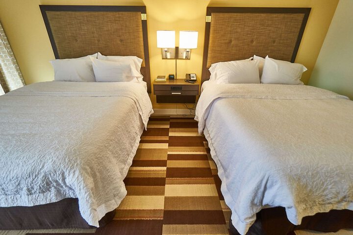 2 Queen Beds with Refrigerator, Microwave (6 of 10)