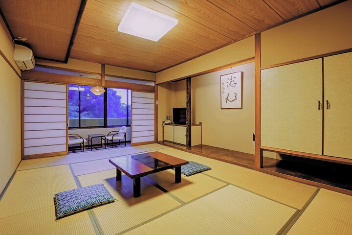 Room 27 of 49